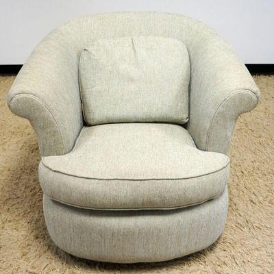 1034	BETTER HOMES AND GARDENS UPHOLSTERED SWIVEL CLUB CHAIR
