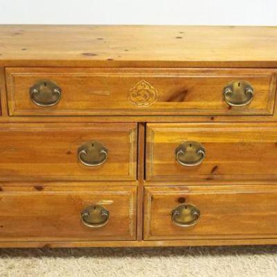 1032	HENREDON 7 DRAWER LOW CHEST, APPROXIMATELY 70 IN X 19 IN X 30 IN H
