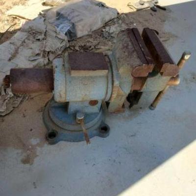 #2676 â€¢ Metal Vise
