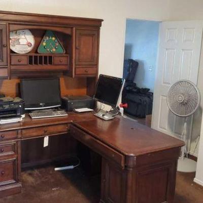 #3564 â€¢ Computer Desk
