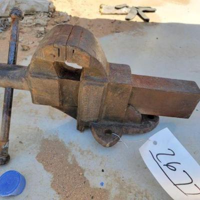 #2677 â€¢ Vintage Bench Vise
