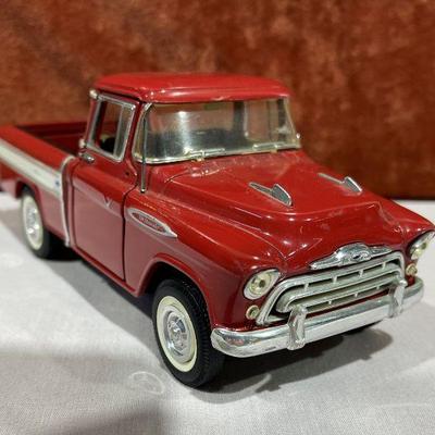 1957 Chevy Cameo Pickup 1:28