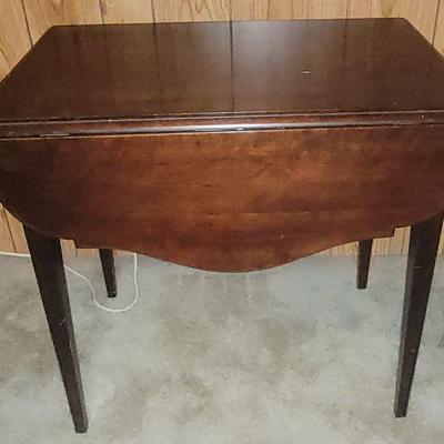 Drop leaf table