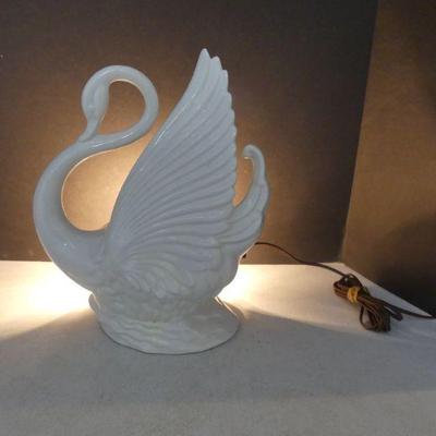 Vintage 1950s-1960s Maddux of California Ceramic White Swan TV Lamp