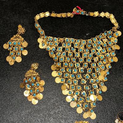Costume jewelry bib necklace 