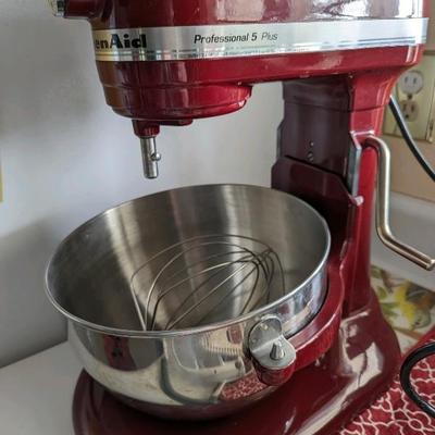  KitchenAid Professional 5 Plus mixer with booklet, 4 attachments, and 2 stainless steel bowls. Excellent condition with cover
