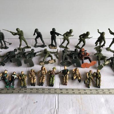 Extra large Plastic Soldiers 5.5" or smaller