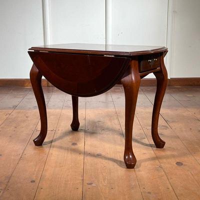 Mahogany Low Table | Low table with two oval leaves. Queen Anne style. Drawer at one end. - l. 26.5 x w. 17 without x h. 21 x dia. Leaves...