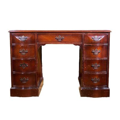 Kneehole Mahogany Desk | Kneehole mahogany Chippendale-style desk with convex drawer fronts, inlaid leather top . - l. 44 x w. 22 x h....
