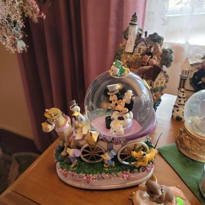 Mickey & Minnie snow globe