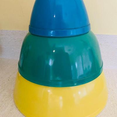 Primary Pyrex mixing bowls