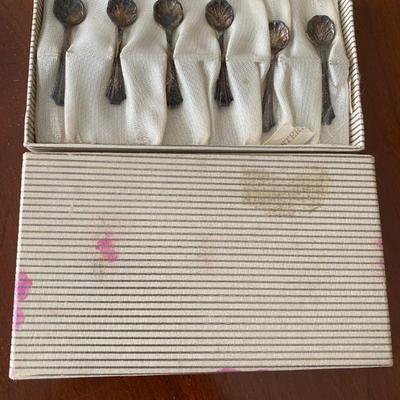 Sterling silver
Salt cellar spoon set
