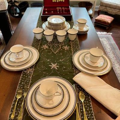 8 place settings - Wedgewood