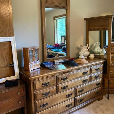 Long dresser with 2 mirrors