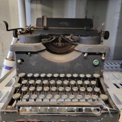 #4026 â€¢ Vintage Type Writer
