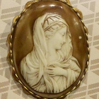 Very large cameo pin