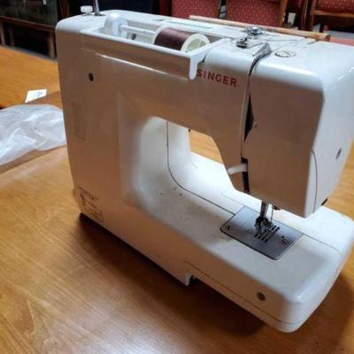 #2608 â€¢ Singer Sewing Machine
