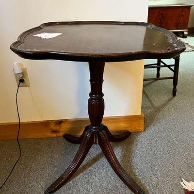 Vintage Mahogany Pedestal Table
