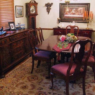 Beautiful Dining Table with 6 Chairs 2 Leaves Complete with Table Covers