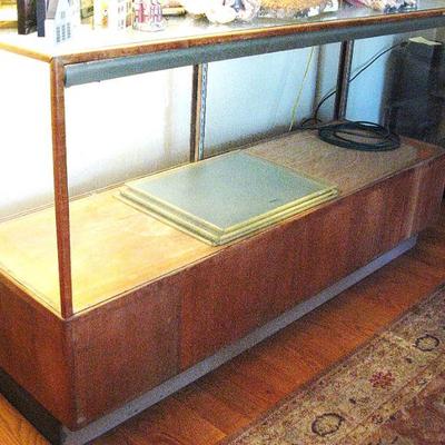 Shop Display Counter Glass Case with Sliding Doors and Shelves in back