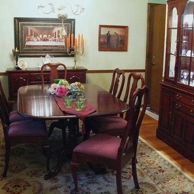 Beautiful Dining Table with 6 Chairs 2 Leaves Complete with Table Covers