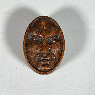 CARVED FACE ENGLISH SNUFF BOX | 19th C Snuff Box in oak with Man's face. Provenance on receipt. 