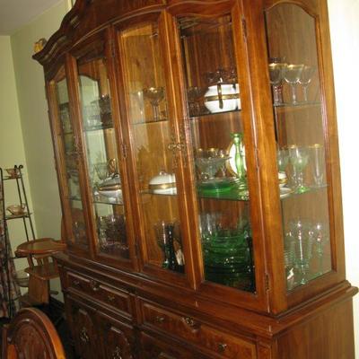 Thomasville china cabinet   buy it now $ 265.00