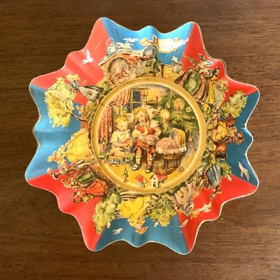 Vtg. Christmas paper bowl, marked W. Germany 