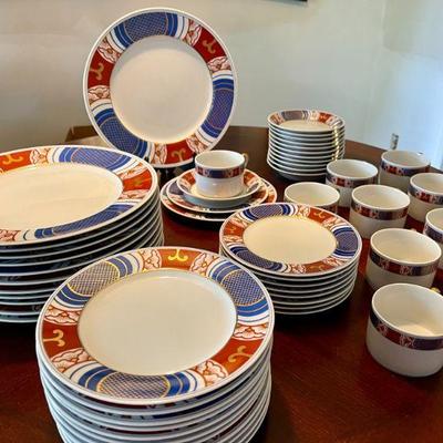 Lot 018-MM: Vintage Fitz and Floyd â€œNashikiâ€ China

Features: 
â€¢	12 Dinner Plates
â€¢	12 Salad Plates
â€¢	9 Bread Plates
â€¢	12...