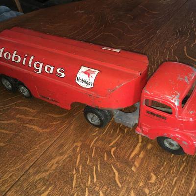 Lot 054-MT: Vintage Smitty Toys Mobil Gas Tanker Truck

Features: Vintage pressed-steel Mobilgas tanker truck toy with rubber wheels
â€¢...
