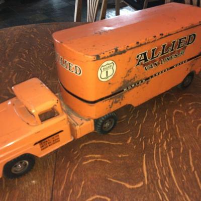 Lot 053-MT: Vintage Tonka Allied Lines Moving Van

Features: Vintage pressed-steel toy moving truck with rubber wheels and a detachable...