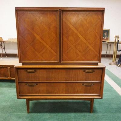 1002	MIDCENTURY MODERN UNITED FURNITURE CO TALL CHEST W/LATTICE WORK INLAID DOUBLE DOORS CONCEALING 6 DRAWERS, APPROXIMATELY 20 IN X 45...