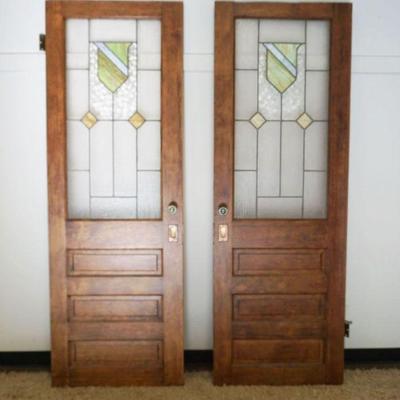 1031	PAIR OF WOOD DOORS W/LEADED GLASS PANEL, ONE DOOR W/GLASS DAMGE, EACH APPROXIMATELY 29 3/4 IN X 85 1/4 IN HIGH
