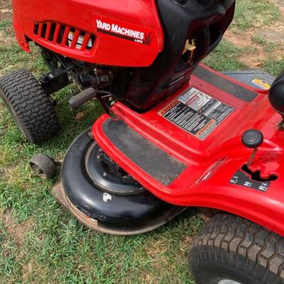 Riding lawnmower 