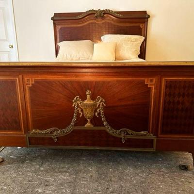 LOUIS XVI GOLD ORMULU DECORATION DOUBLE BED FLAME MAHOGANY
