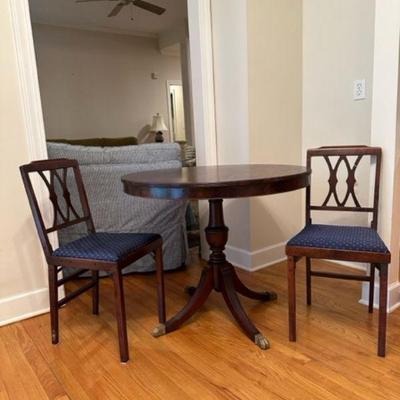 MAHOGANY PEDESTAL ROUND TABLE WITH MAHOGANY FEDERAL SIDE CHAIRS