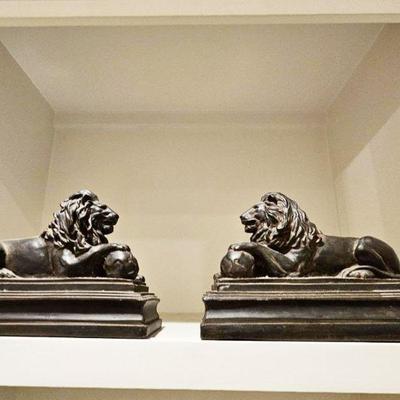 FABULOUS LION FACING BOOKENDS