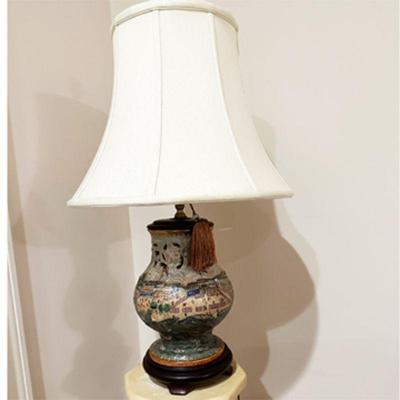 RARE PAINTED POTTERY LAMP DEPICTING THE AMERICAN REVOLUTION