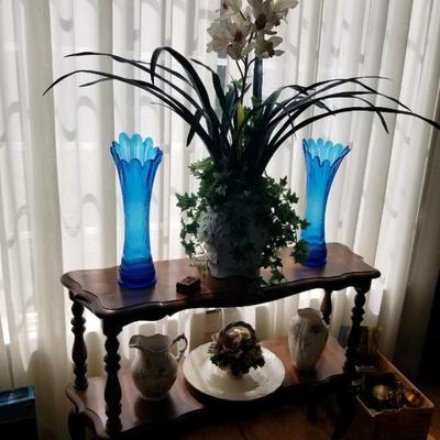 Tier table & decor including pair of MCM swung vases