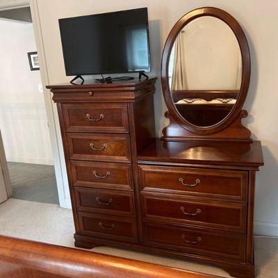 Broyhill Dreser w/ Mirror