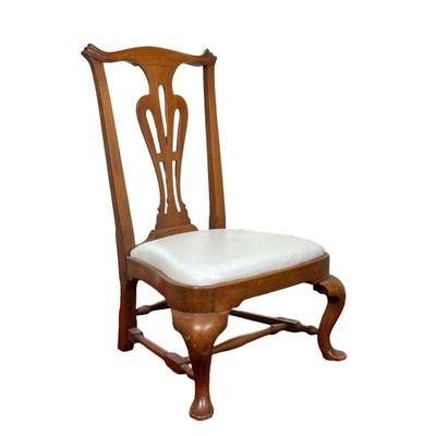 CARVED WOOD SLIPPER CHAIR | Carved wood and white leather slipper chair with vase-shaped back and H-stretcher. - l. 22.5 x w. 20 x h....