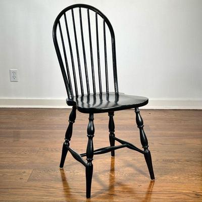BLACK PAINTED WINDSOR CHAIR | 20th Century. - l. 18 x w. 15 x h. 37 in

