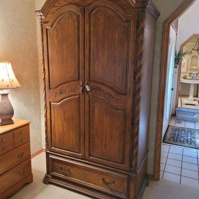 Entertainment armoire