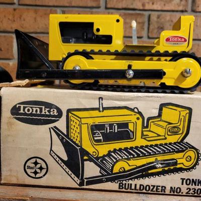 Vintage tonka 2300 Bulldozer with box