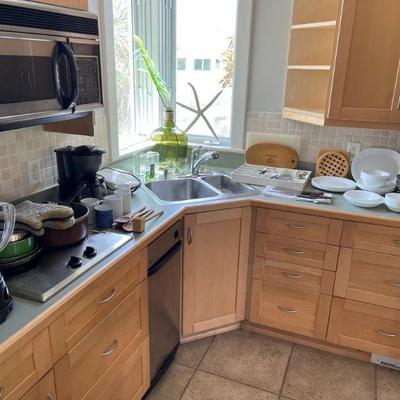 Nice assortment of kitchen items