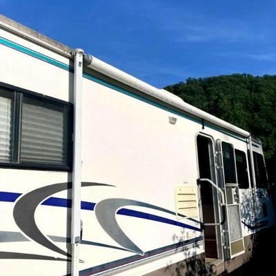 Lot 1 - 1999 Tiffin Allegro 29' Motorhome - low mileage - 27,640 - interior good condition - A/C does not work.