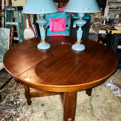 Round dining table