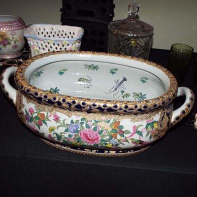 ASIAN DESIGN POTTERY SOUP TUREEN OR PLANTER