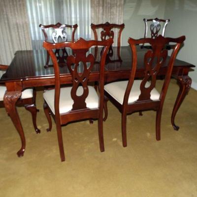 THOMASVILLE MAHOGANY CHIPPENDALE DINING TABLE AND 4 SIDE CHAIRS AND 2 ARM CHAIRS