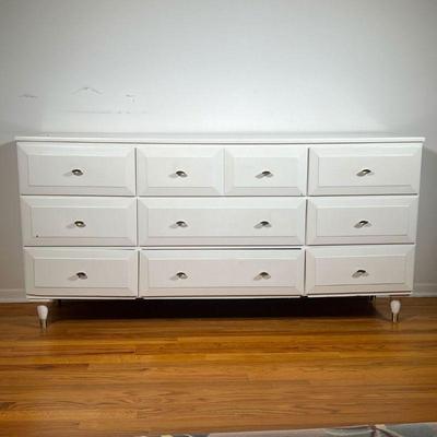 Mid-century long Dresser | Triple dresser in white paint, with nine drawers. - l. 61 x w. 16 x h. 30 in 